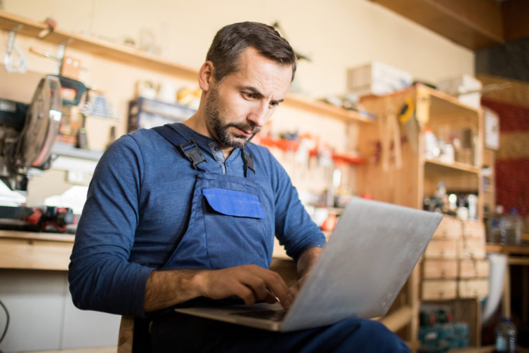 Laptop mit Schloss-Symbol als Sinnbild für Datenschutz im Handwerk