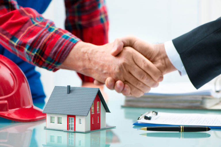 Handwerker und Kunde besprechen einen Auftrag
