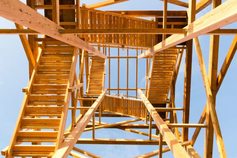 Hauswand in Holzständerbauweise im Rohbau