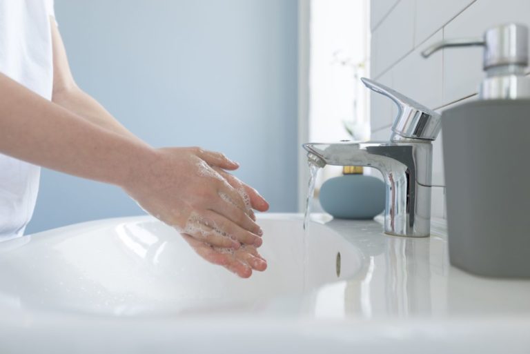 Waschbecken in der korrekten Einbauhöhe im Badezimmer