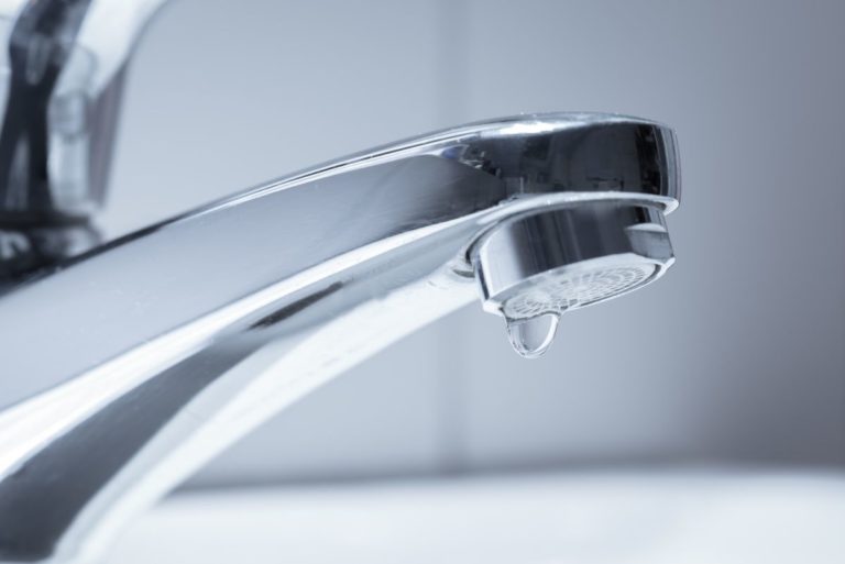 Tropfender Wasserhahn an einem Waschbecken