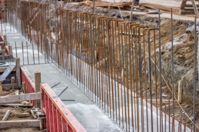 Bewehrtes Streifenfundament aus Beton