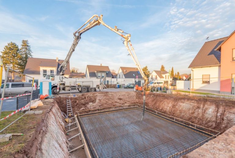 Betonierung einer Bodenplatte als Hausfundament