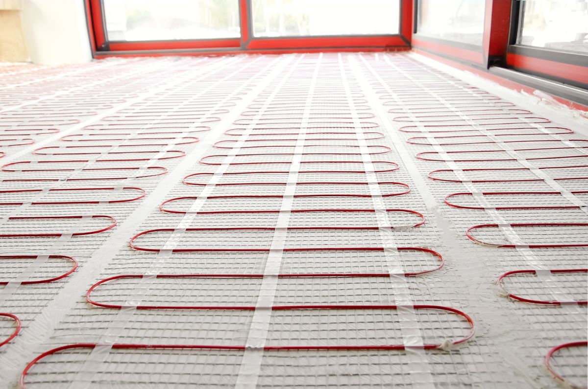 Kabel einer elektrischen Fußbodenheizung auf Estrichboden