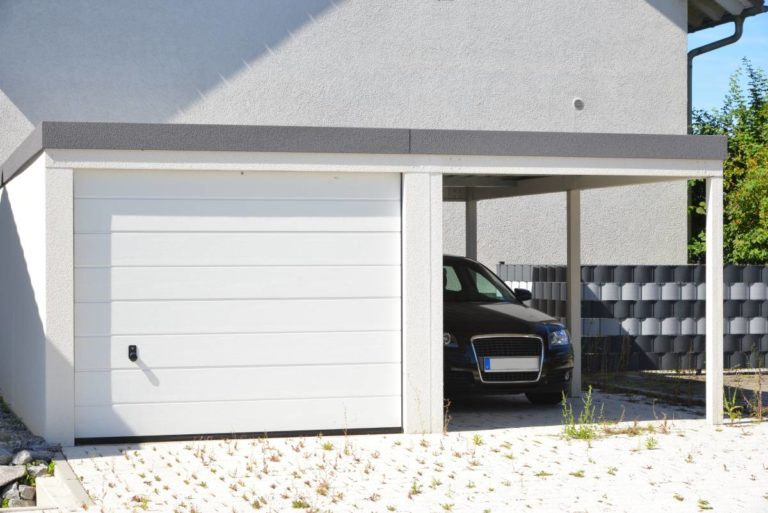 Fertiggarage aus Beton neben einem Wohnhaus