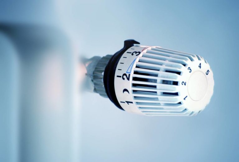 Thermostat zum Drehen an einem Heizkörper steht zwischen Stufe 3 und 4