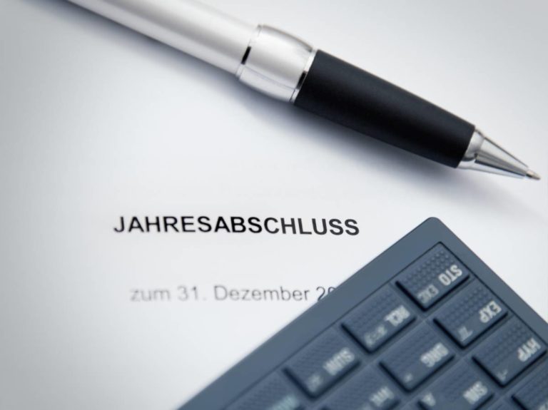 Buchhalter erstellt den Jahresabschluss am Schreibtisch