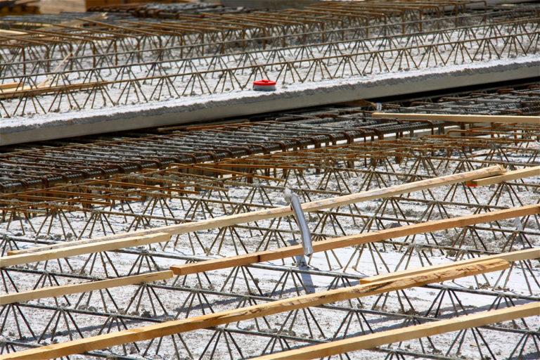 Elementdecke: Filigrandeckenplatten auf einer Baustelle.