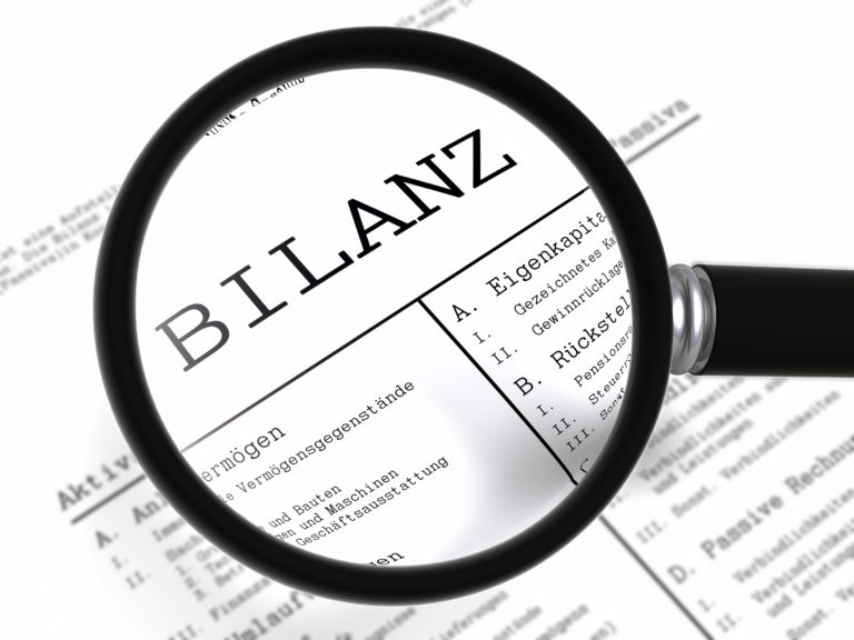 Buchhalterin erstellt eine Eröffnungsbilanz am Schreibtisch