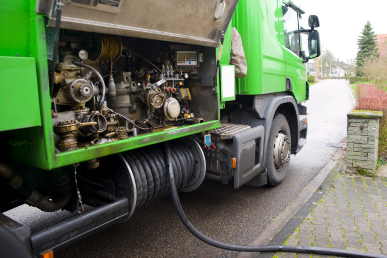 Heizöl wird in einem grünen LKW geliefert