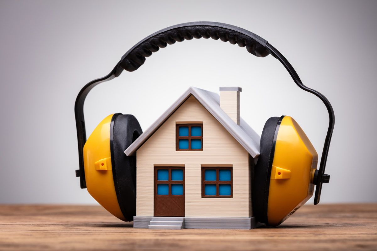 Mit ein paar Maßnahmen, kann man den Lärmschutz im eigenen Zuhause reduzieren.