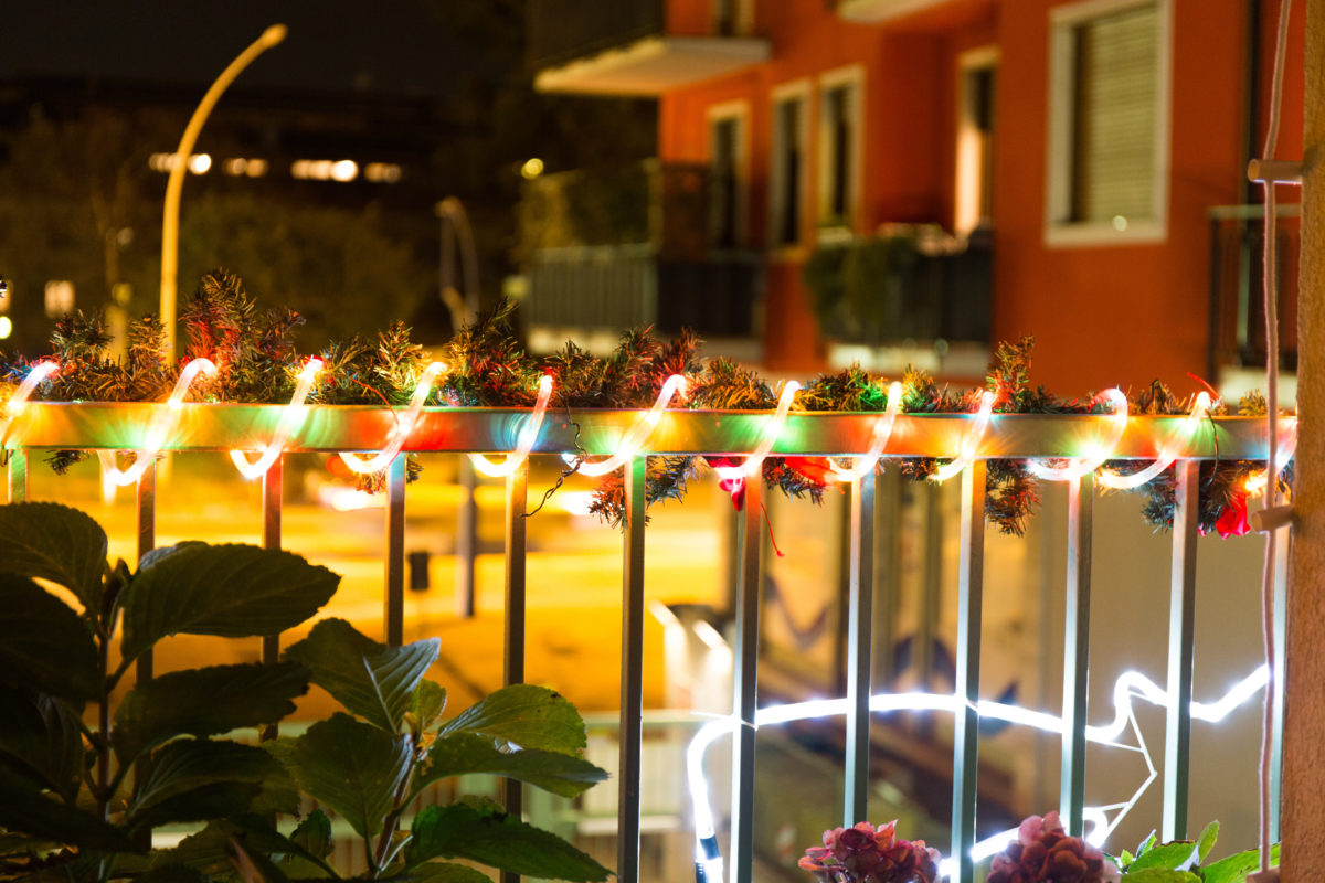 Ein Balkon mit Weihnachtsbeleuchtung.