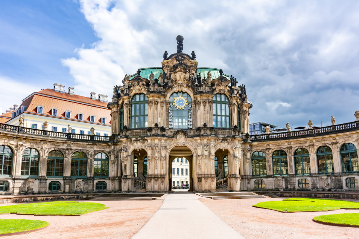 Der Zwinger in Dresden lässt sich dem historischen Baustil des Barocks zuordnen. 