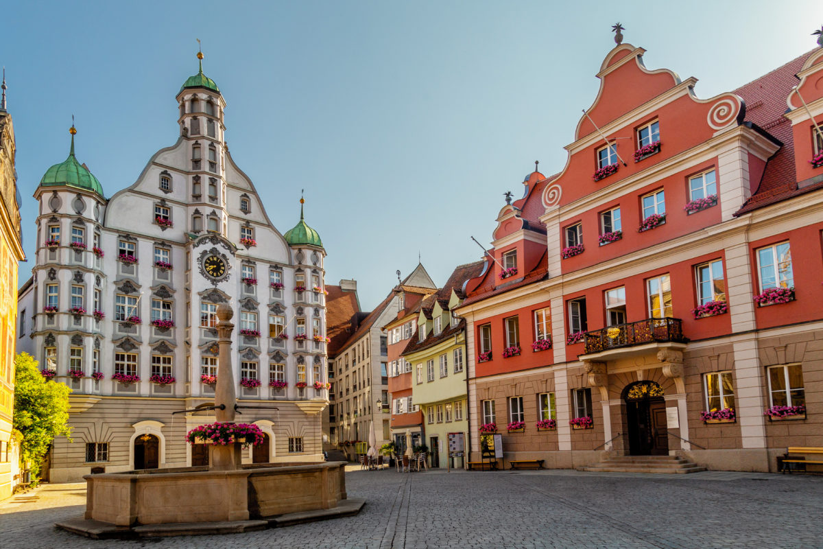 Das Rathaus in Memmingen ist ein Renaissancebau und ein typisches Beispiel für historische Baustile. 