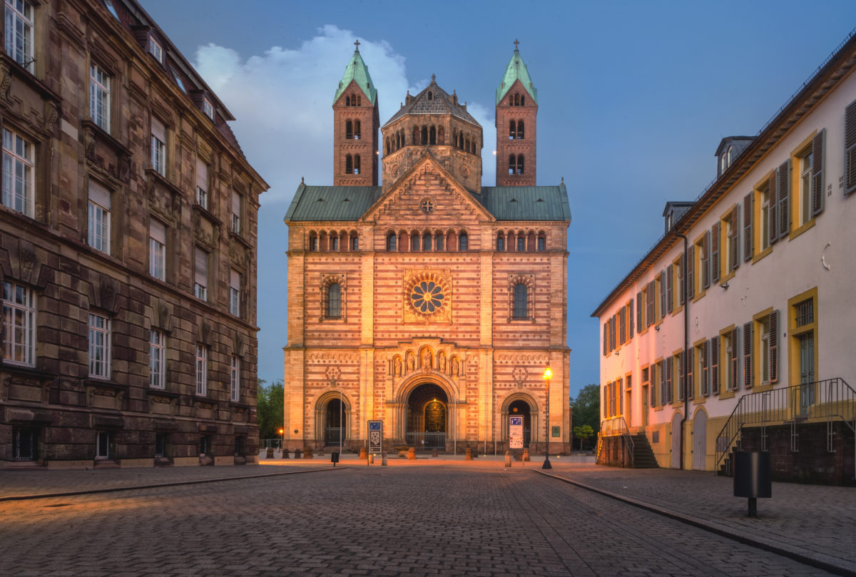 Der Dom zu Speyer gehört zum Baustil der Romanik. 