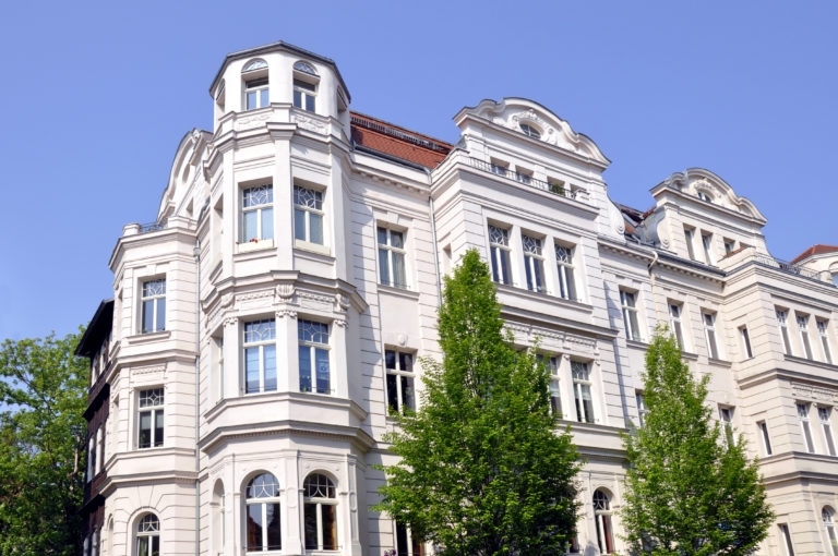Gründerzeithäuser sind charakteristisch für den Baustil des Historismus.