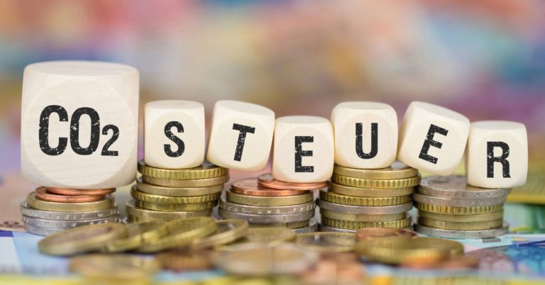 Schornstein eines Hauses mit Bezug zur CO2-Steuer auf Heizenergie