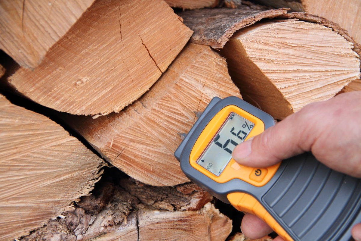 Die Holzfeuchte wird mit einem Holzfeuchtemessgerät ermittelt.