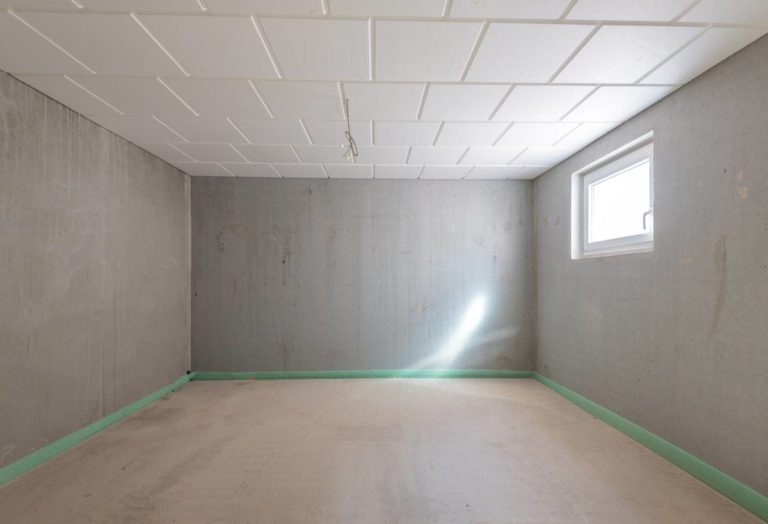 Neuer Keller mit hellem Kellerboden, in der rechten Wand befindet sich ein Fenster