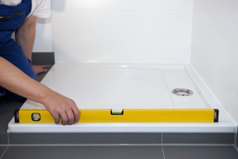 Neu eingebaute bodengleiche Dusche im Badezimmer