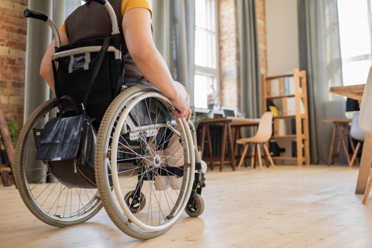 Ein Rollstuhlfahrer in seinem barrierefreien Zuhause