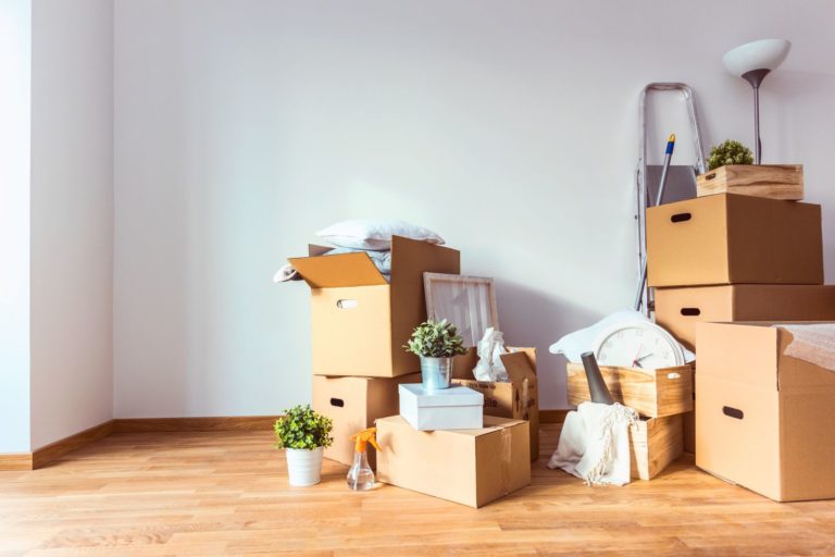 Umzugskartons und Möbel werden für einen Umzug verladen