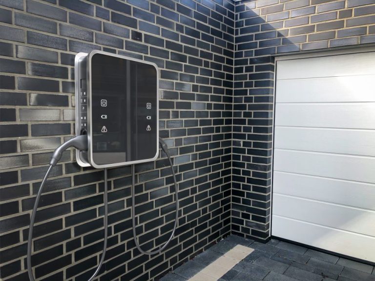 Ladestation für ein Elektroauto in einer Garage