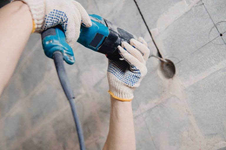Tragende Wand entfernen mit einem Bohrhammer.