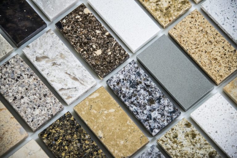 Natursteinfliesen aus Marmor, Quartz und Granit in verschiedenen Farben und Mustern