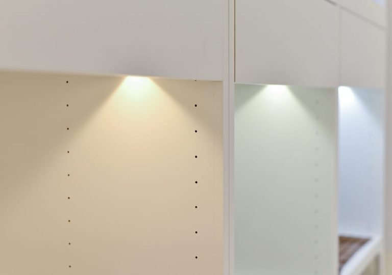 Drei verschiedene Farbtemperaturen von Licht. Von warm und gelblich bis tageslichtweiß.