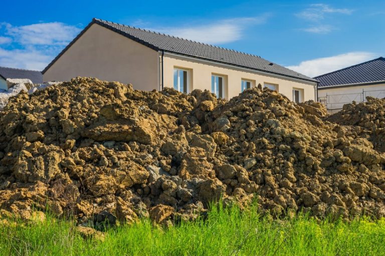Aufgeschütteter Erdaushub auf einer Baustelle