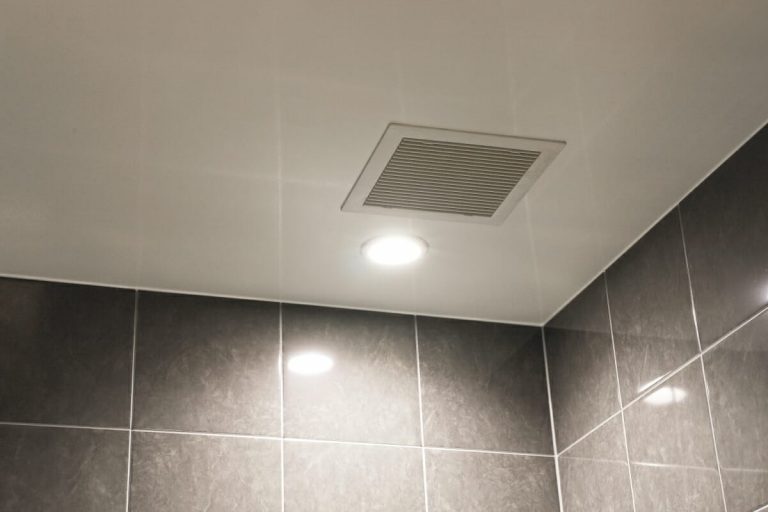 Ein Lüftungsschacht an der Decke in einem Badezimmer