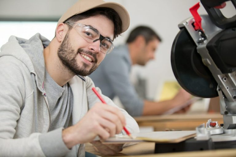Person lernt mit Büchern und Laptop während des Bildungsurlaubs