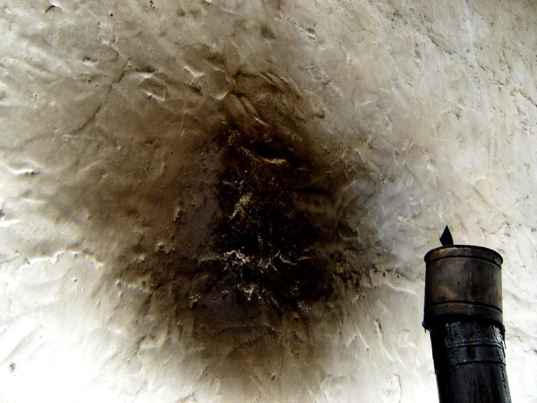 Ruß an der Wand kann man auf verschiedene Weise entfernen.