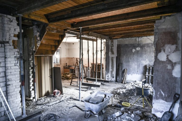 Entkerntes Wohnhaus während einer Kernsanierung