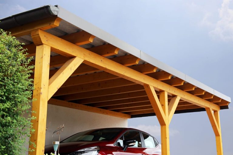 Carport mit Stellplatz neben einem Wohnhaus