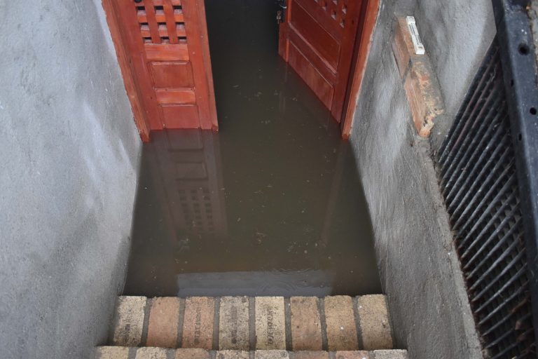 Ein Keller steht unter Wasser.