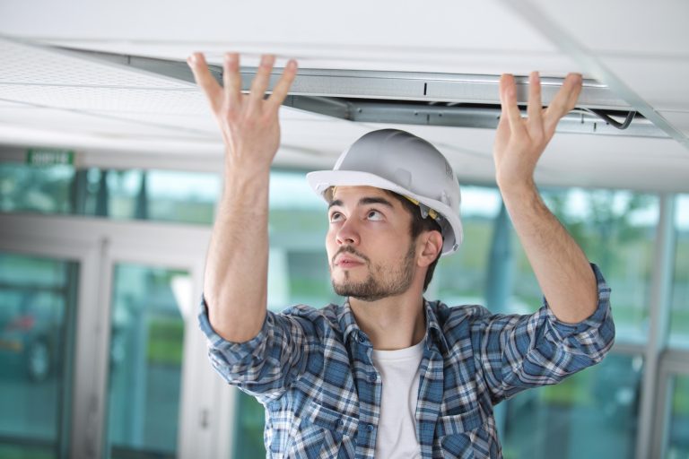 Handwerker bei der Deckenrenovierung.