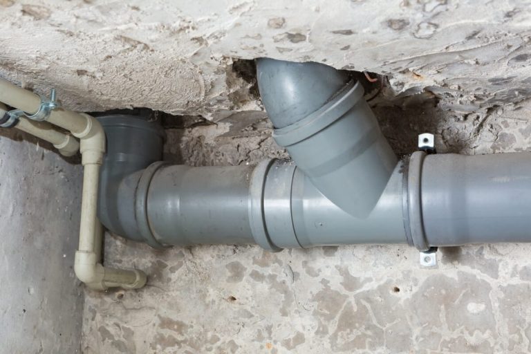 Verlegte Abwasserrohre für eine Hebeanlage im Keller
