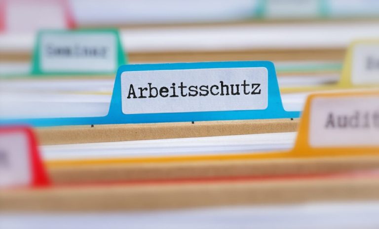 Bauarbeiter mit Schutzhelm und Sicherheitsausrüstung auf einer Baustelle