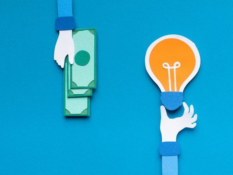 Unternehmer prüft Finanzierungsunterlagen