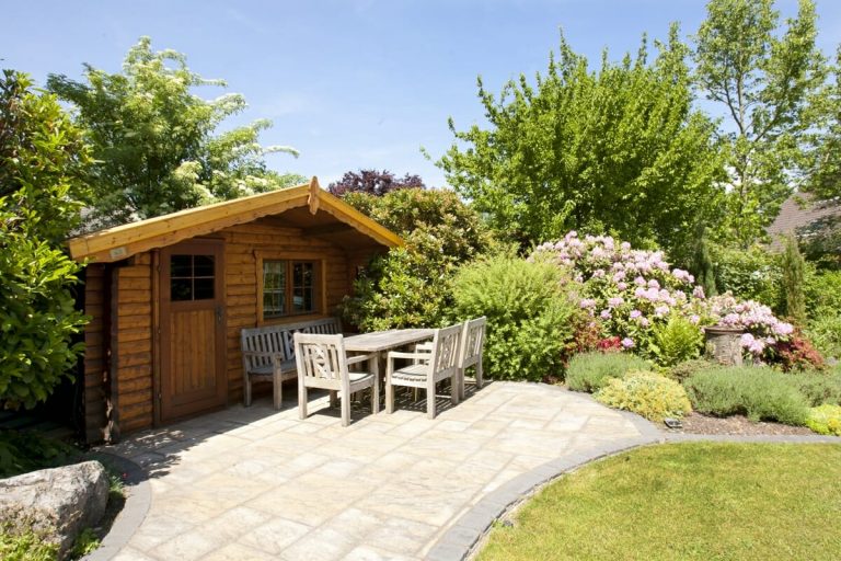 Holz-Gartenhaus im begrünten Garten