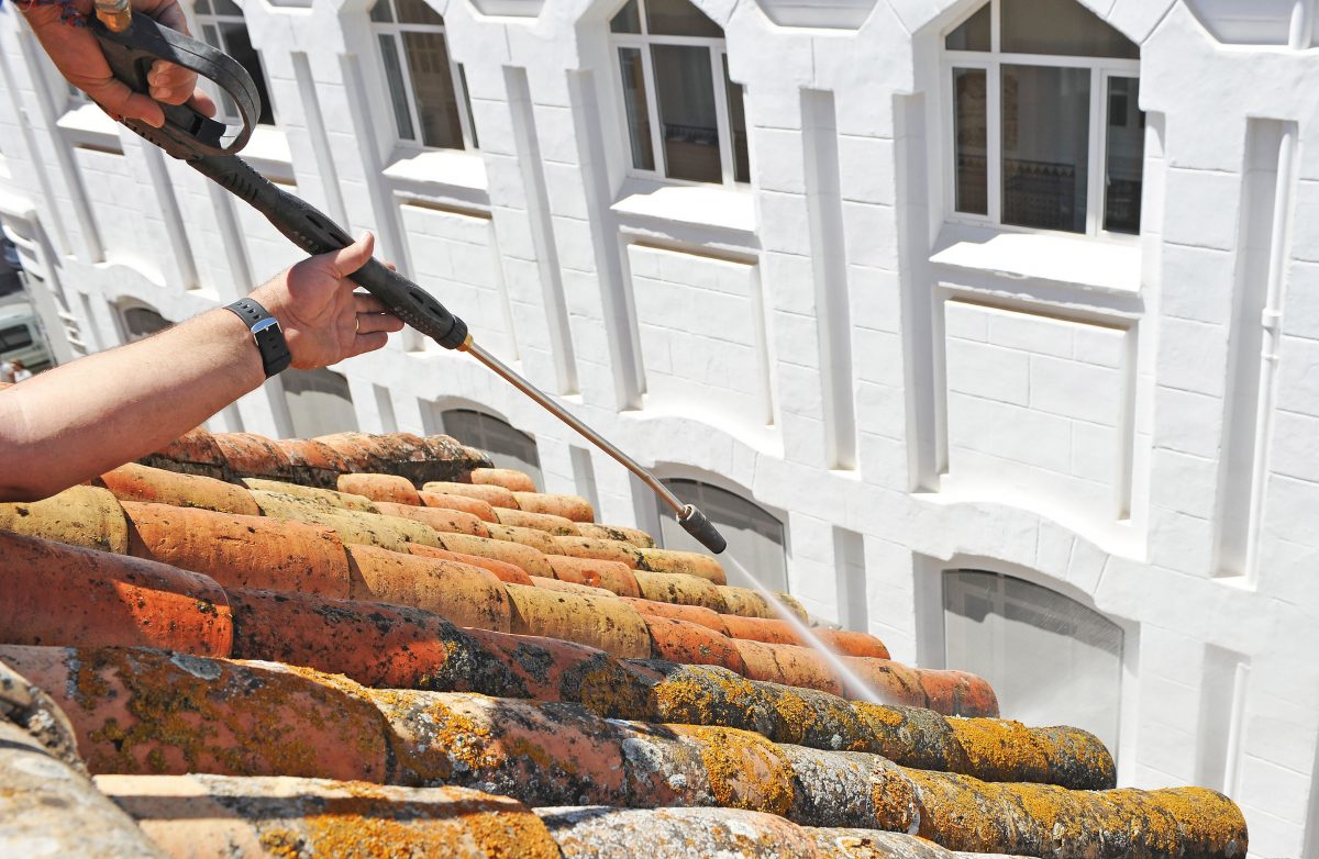 Regelmäßige Dachwartung und Dachreinigung sind wichtig für den Erhalt des Daches.