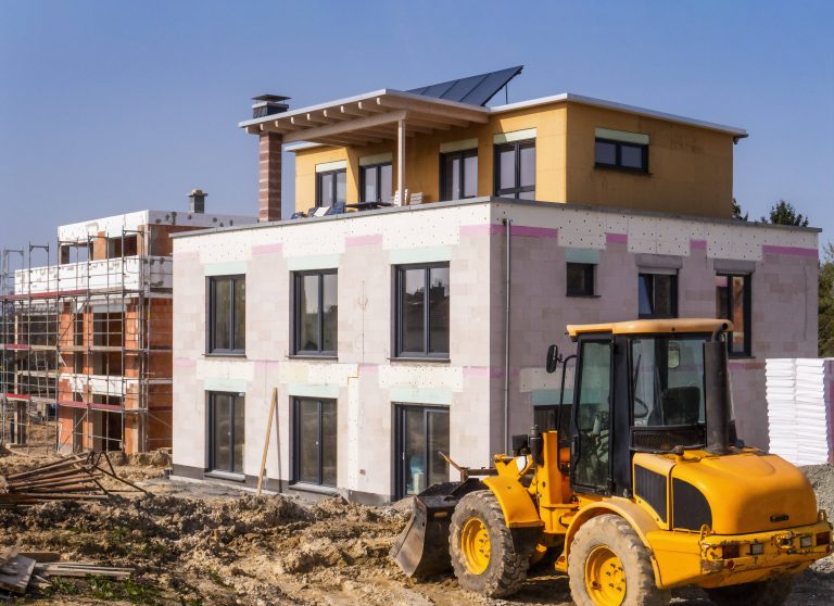 Hier entsteht ein Neubau mit Staffelgeschoss.