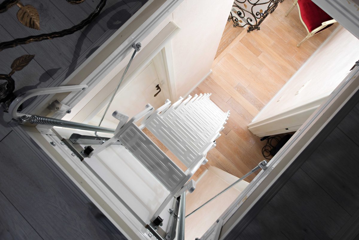 Hier dient eine Falttreppe als Treppe zum Dachboden.
