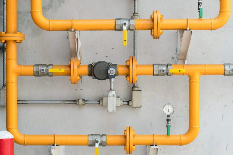 Handwerker verlegt eine neue Gasleitung