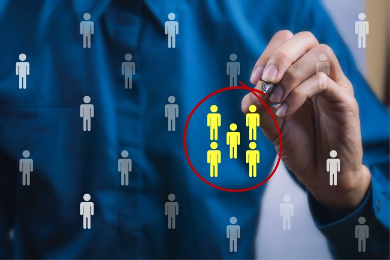 Handwerker analysiert die Zielgruppe seines Betriebs