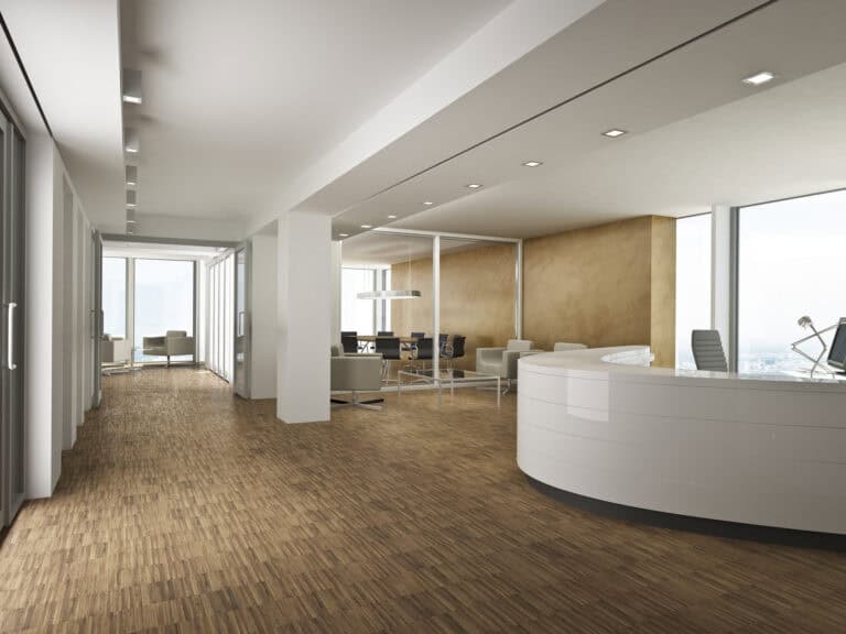 Industrieparkett in einem modernen, hellen Büro