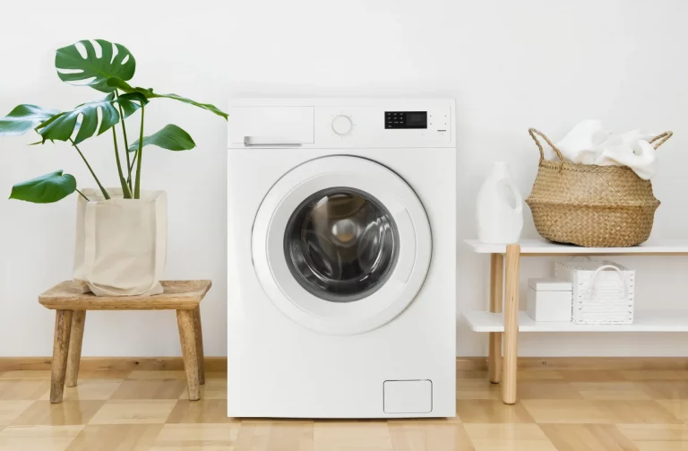 Waschmaschine mit Maßangaben im Hauswirtschaftsraum