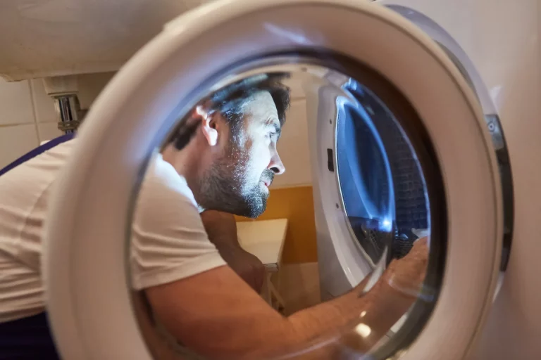 Techniker repariert eine Waschmaschine